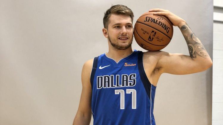 吸引球迷围 吸引球迷围